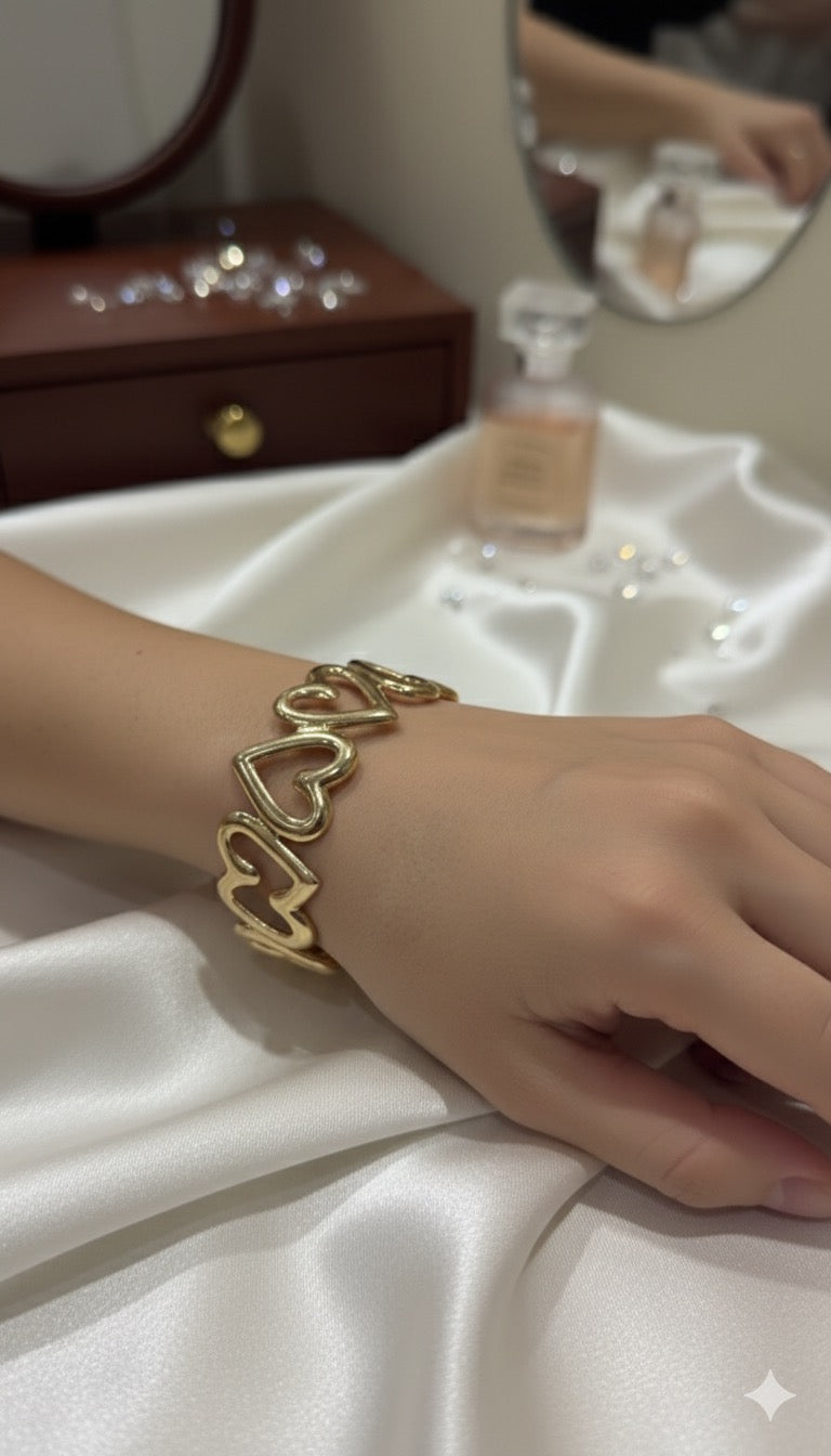 Drizzling Stars-Golden Heart Aura Cuff