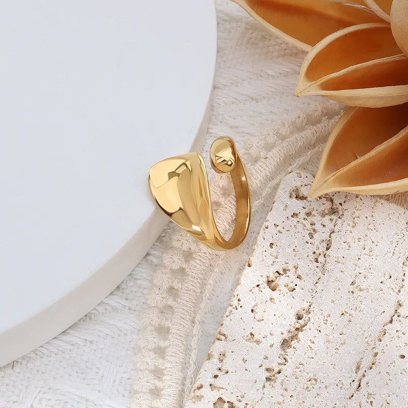 Drizzling Stars Golden Wave Sculpt Ring