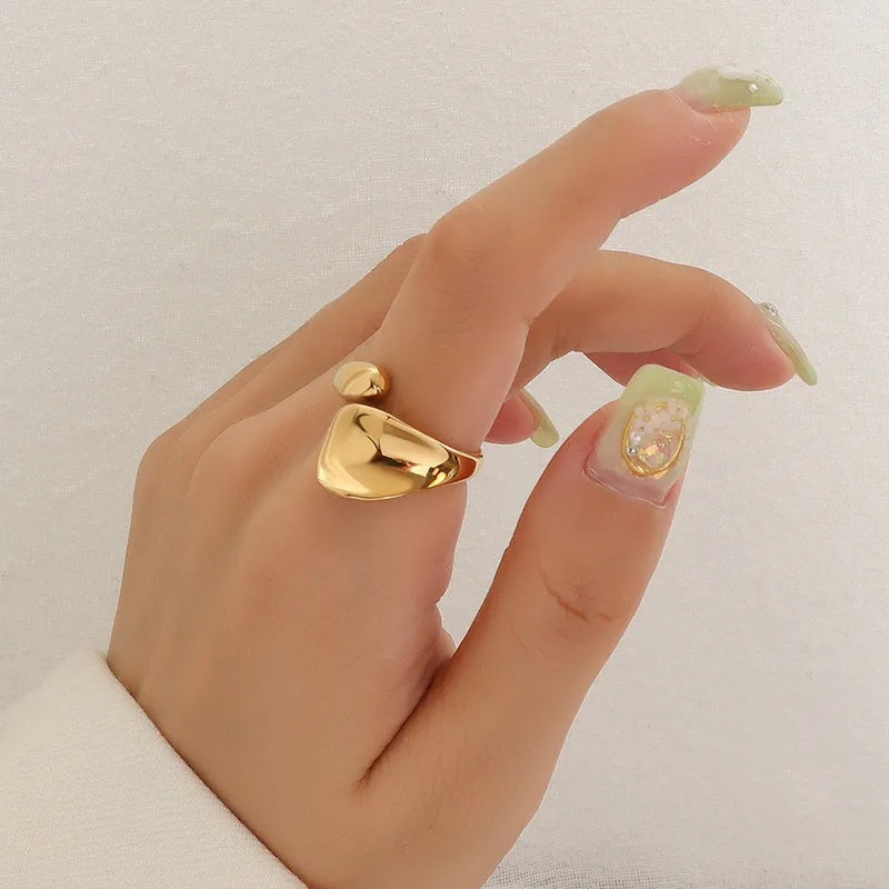 Drizzling Stars Golden Wave Sculpt Ring