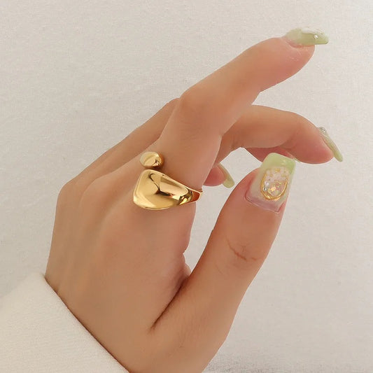 Drizzling Stars Golden Wave Sculpt Ring